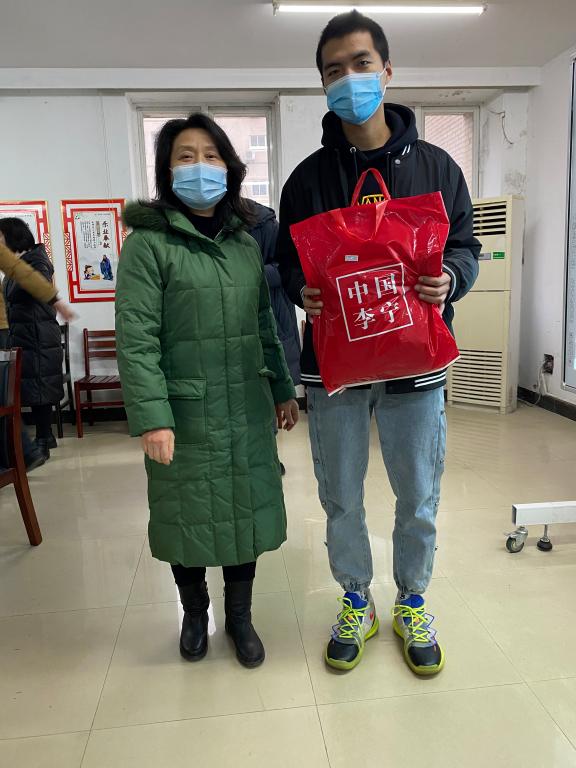 为学生送棉衣