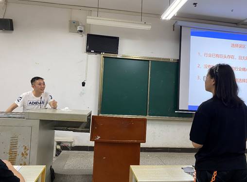 图片包含 人, 男人, 建筑, 站描述已自动生成